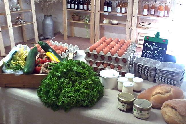 Qui connaît une bonne ferme avec des produits frais comme des fruits, des légumes, des olives ou de la charcuterie ? Je peux me déplacer jusque dans l'arrière-pays pour du vrai local.