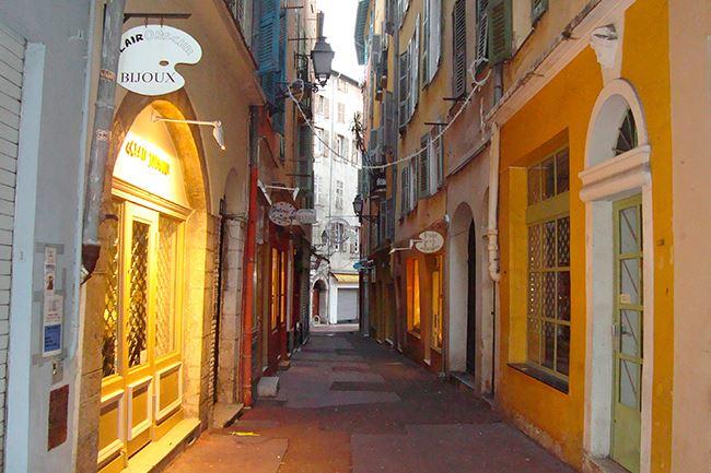 Qui connaît une adresse sympa pour manger des spécialités de la région ? Ma famille vient bientôt me rendre visite et je voudrais leur faire goûter les plats d'ici sans tomber dans les pièges à touristes...