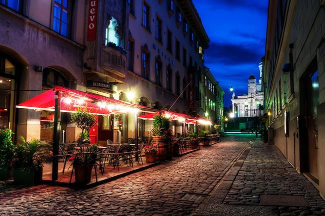 Qui connaît une bonne boutique, sandwicherie ou resto rapide ouvert tard, très tard, voire toute la nuit sur Nice ? Asiatique, kebab, pizza, hamburgers ou autre, qui livre ou pas...
