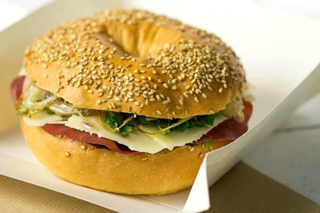 Qui sait où je peux trouver d'excellents bagels garnis ?