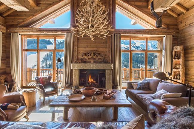 Mon papa vient me voir bientôt, et mon chéri et moi voulons profiter du week-end de Noël pour l'emmener dans une station de ski, avec un joli village à visiter. Je sais que c'est un peu tard... Pourriez-vous nous conseiller un petit hôtel ou un chalet avec cheminée et tout ce qui va avec ?