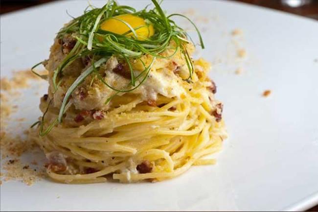 Je cherche le meilleur resto italien à Nice, quelqu'un a une bonne suggestion ? Soyons fous : y en a-t-il un bon avec vue sur la mer ?