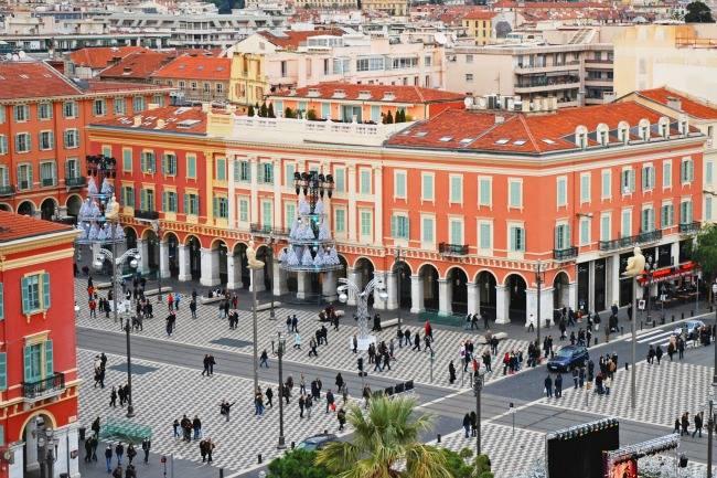 Qui peut me conseiller un charmant hôtel à Nice et environs avec un prix vraiment raisonnable pour y passer une nuit ? S'il y a un parking gratuit, c'est le top !