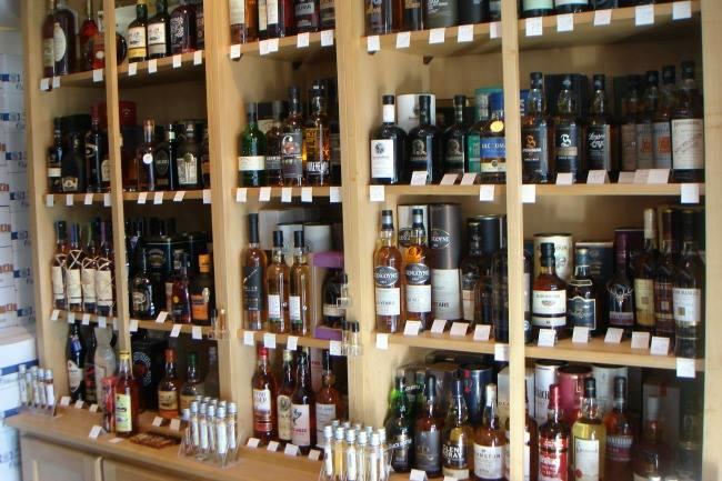 Qui connaît une bonne boutique bien tenue à Nice pour acheter une TRES bonne bouteille de vin, de rhum ou de whisky ? Je dois acheter un cadeau pour mon grand-père et c'est un grand connaisseur...