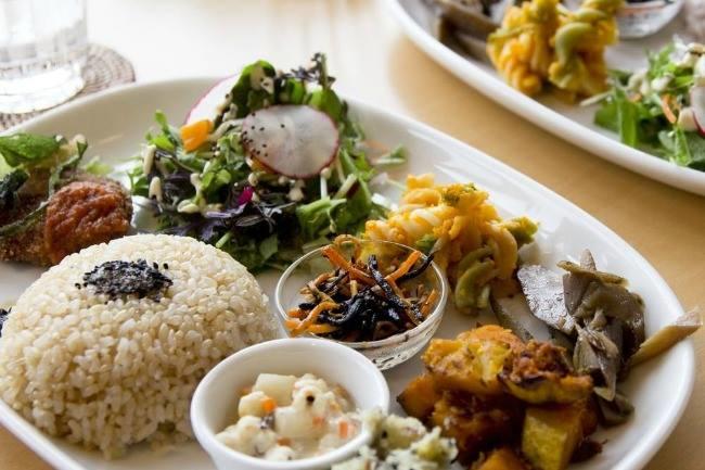 Qui connaît un bon restaurant qui propose une carte saine, bonne et pas trop calorique ? Je cherche un endroit joli et healthy !