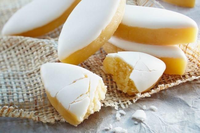 Où trouver les MEILLEURS calissons de la ville, pour une connaisseuse ? Bonus : est-il possible trouver à Nice des bouquets de mimosa en plastique, pour amener à l'hôpital ? Merci :)