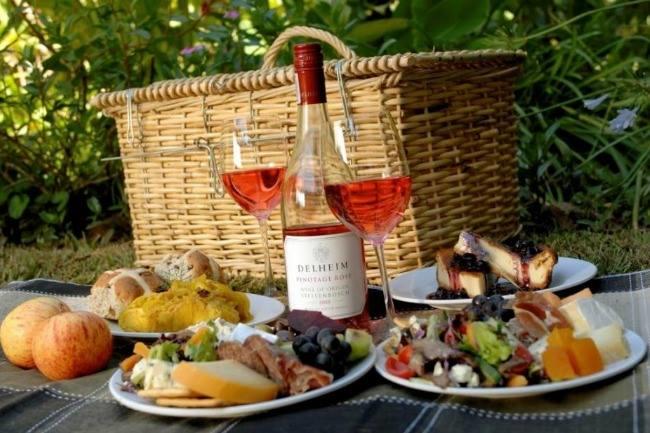 Qui connaît un BEL endroit, avec du charme, pour un pique nique en amoureux pas trop loin de Nice avec de la verdure et peut être une petite rivière ? J'ai regardé vos réponses sur le site mais je n'ai rien trouvé.