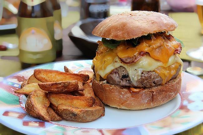 Qui connaît LE meilleur resto de burgers de Paris ? J'ai bien quelques adresses mais je voudrais vos avis...