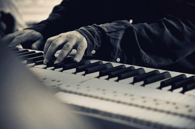 Qui connaît un bon resto romantique où l'on peut écouter quelqu'un jouer du piano ? Pas d'arrondissement en particulier...