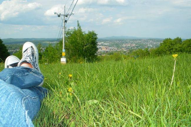Un bel endroit avec de l'herbe pour s'allonger et faire la sieste ? Puisqu'avec les beaux jours, on a tous envie de s'allonger dans l'herbe et de faire une bonne grosse sieste, avec sa copine par exemple !