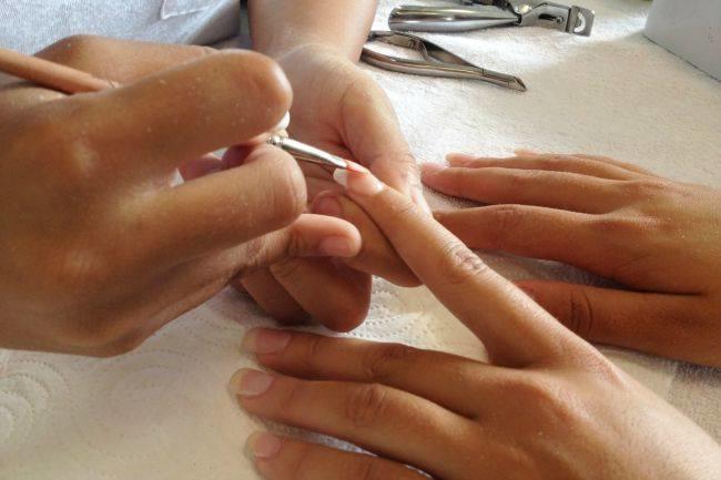 Qui connaît une prothésiste ongulaire qui pratique la pose d'ongles en gel ou en capsule ?