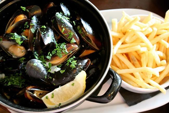 Qui connaît LE meilleur resto pour manger des moules-frites ? Mon fils n'arrête pas d'en parler depuis les vacances de cet été et c'est bientôt son anniversaire.
