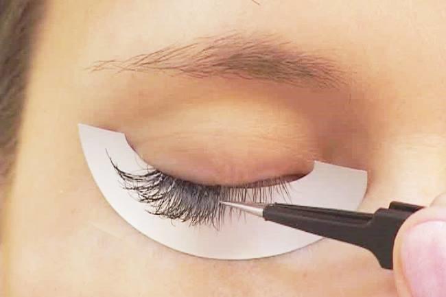 Qui connaît une esthéticienne professionnelle dans la pose d'extensions de cils qui se déplace à domicile ?