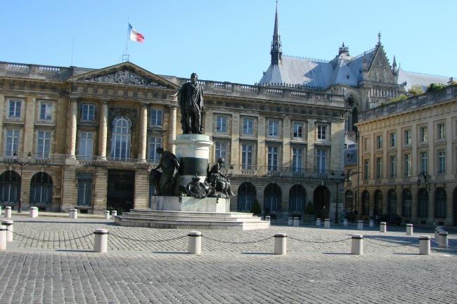 Y a-t-il un bon endroit dans le centre-ville de Reims pour stationner gratuitement ? On ne sait jamais ! Ou alors, un parking avec le prix le plus bas possible, c'est serait déjà très bien !