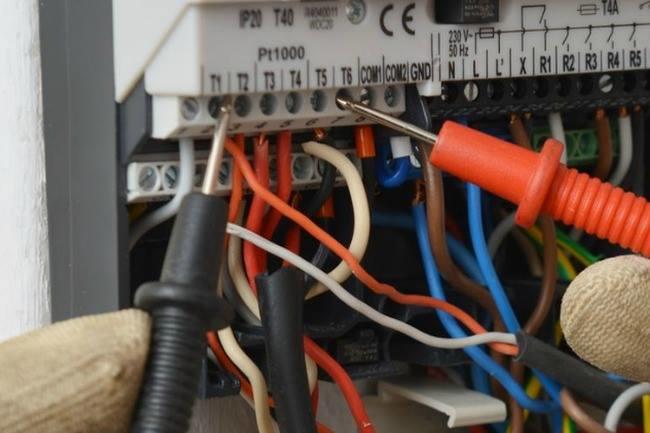 Qui connaît un électricien FIABLE à Reims ? C'est pour une série de petits travaux chez moi...