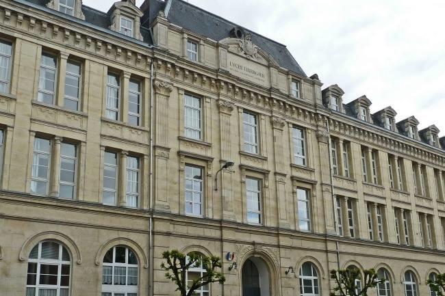 Qui connaît un lycée avec une bonne réputation à Reims ? Un lycée avec un enseignement de qualité et un bon taux de réussite au bac pour un nouveau départ après un collège difficile... Ou bien si vous connaissez un excellent lycée hors de Reims avec internat, c'est bien aussi.