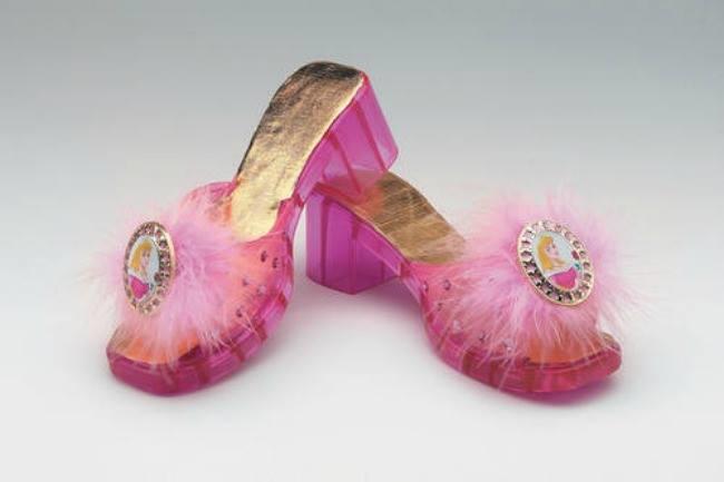 Qui connaît un magasin où je peux trouver des chaussures de "princesse" pour déguisement... mais en taille 34-35 ? Jusqu'à présent, je ne trouve que des petites tailles et c'est assez urgent car c'est pour l'anniversaire de ma fille qui est très proche !