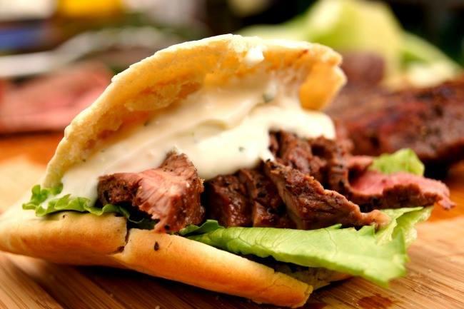 Je cherche un fast-food ouvert la nuit à Rennes, autre que le McDo. Des adresses ?