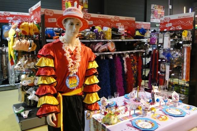 Un magasin de déguisements à me conseiller ? Je cherche des collants multicolores et j'ai l'impression qu'il n'y a que là que j'en trouverai !