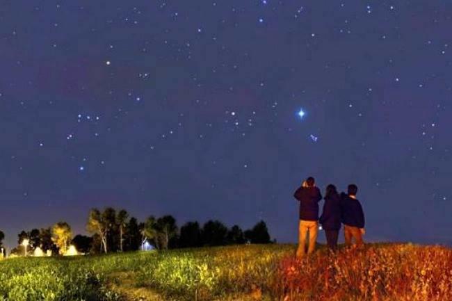 Qui connaît un bon coin du côté de Rennes où l'on peut contempler les étoiles allongé dans l'herbe ?