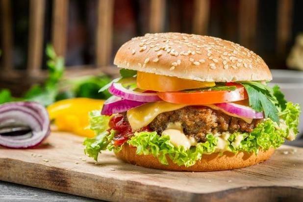 Qui connaît LE meilleur endroit de Rennes pour manger un bon burger ? Avec des petits pains faits maison et une viande tendre, épicée juste comme il faut ?