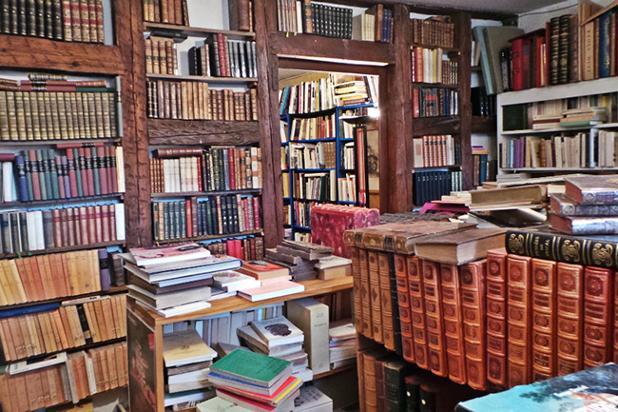 Qui connaît une association à laquelle on peut donner des livres en tout genre ? Je fais le vide dans ma bibliothèque et je voudrais donner mes livres à des personnes qui en feraient bon usage.