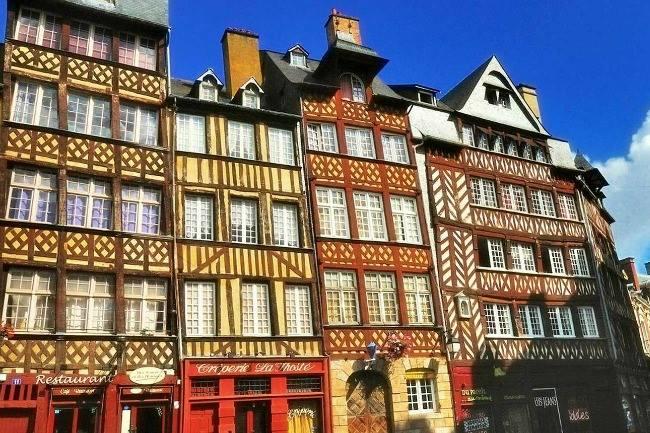 Qui connaît une adresse sympa pour manger des spécialités de la région ? Ma famille vient bientôt me rendre visite et je voudrais leur faire goûter les plats d'ici sans tomber dans les pièges à touristes ...