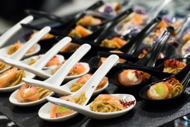 Qui connaît un TRÈS bon traiteur qui pourrait préparer d'excellentes bouchées salées et sucrées ? C'est pour un cocktail organisé au sein de mon entreprise.