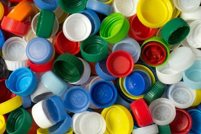 Qui connaît un endroit où je peux déposer des bouchons en plastique dans le cadre d'un recyclage pour fabriquer des fauteuils roulants ? Ma mère fait ça et du coup j'ai suivi son exemple... mais maintenant, je ne sais pas où déposer mon gros sac de bouchons !