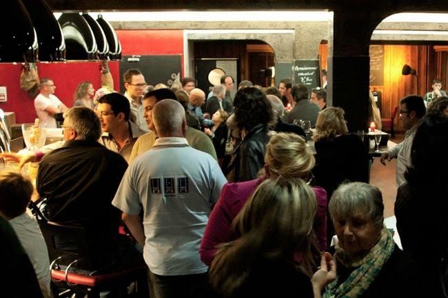 Qui connaît un resto pouvant acceuillir au moins 60 personnes pour fêter des gigantesques retrouvailles familiales ?