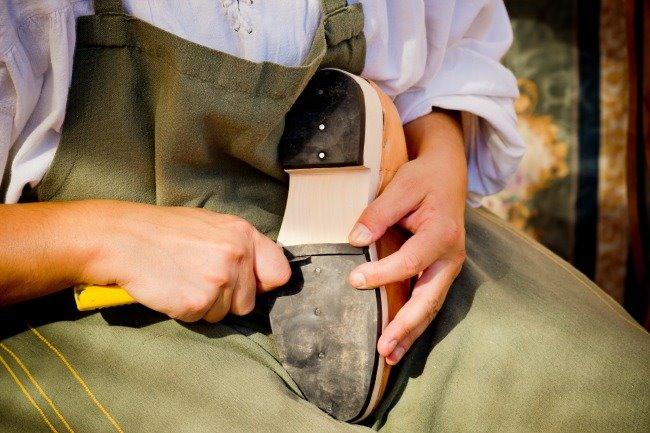 Qui connaît un cordonnier avec de l'or dans les mains à Rennes et qui peut s'occuper de mes chaussures ?
