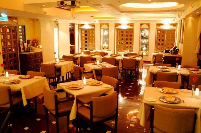 Quel est le MEILLEUR restaurant indien à Rennes avec ambiance typique et budget raisonnable ? Je dois réserver pour le we prochain... Merci !