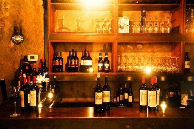 Qui connaît un bar à vin dans un cadre intime où l'on reçoit de bons bons conseils lorsqu'on n'y connaît RIEN du tout ?