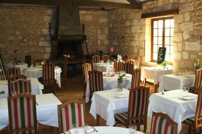 Je suis à la recherche d'un resto avec de vieilles pierres à la campagne, LOIN de Rennes et de l'agitation, pour passer une soirée tranquillement avec mon amoureux. Des suggestions ?