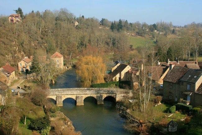 Qui connaît un petit village typique ou une commune environnante pour habiter et s'éloigner du centre de Rouen ? L'idée c'est de s'éloigner un peu de la ville pour trouver un peu de calme et de verdure, tout en continuant à y aller tous les matins pour travailler...