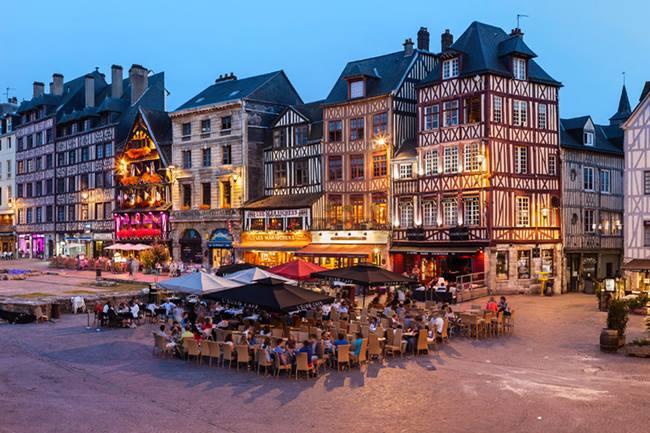 Qui connaît une adresse sympa pour manger des spécialités de la région ? Ma famille vient bientôt me rendre visite et je voudrais leur faire goûter les plats d'ici sans tomber dans les pièges à touristes...
