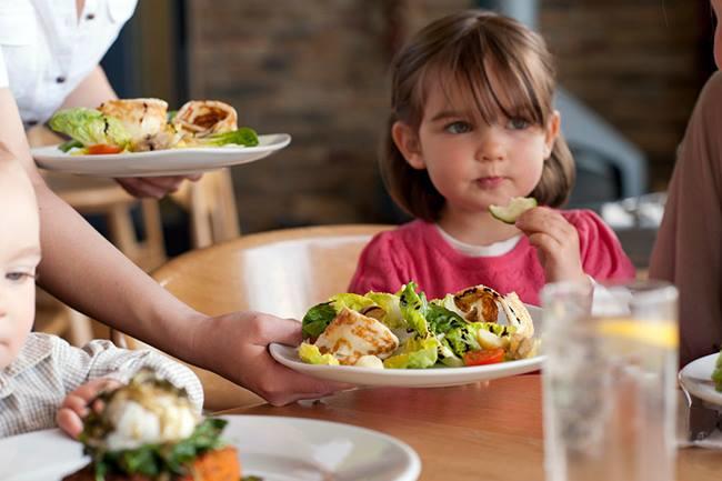 Qui connaît un bon restaurant où sortir avec des enfants en bas âge ?
