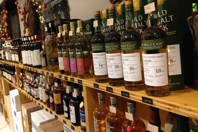 Quel est le meilleur endroit à Rouen pour acheter une bonne bouteille de vin, de rhum ou de whisky ? C'est un cadeau pour un expert dans le domaine.