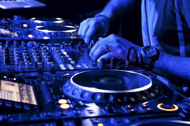 Qui connaît un bon DJ sur Rouen et ses alentours ?