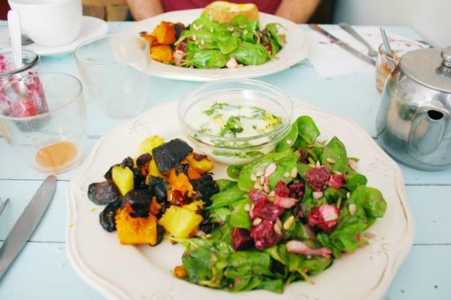 Qui connait un restaurant qui sert des plats réalisés avec des produits locaux ? Je souhaite manger mieux et avec des produits bien de chez nous ! Avec une ambiance conviviale en prime, c'est serait le top !