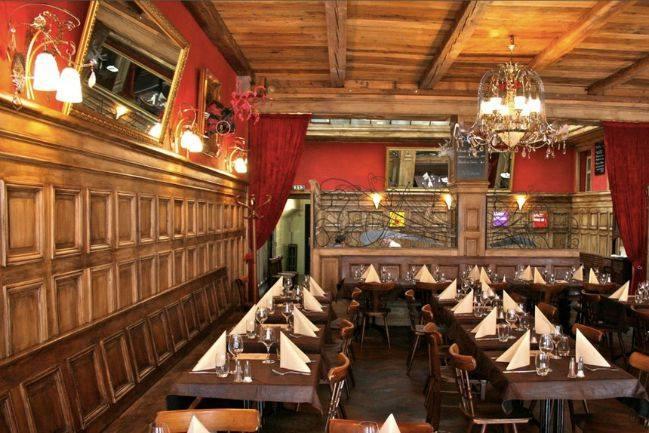 Qui connaît un restaurant pouvant accueillir un dîner entre collègues et proposer un menu sympa pour un groupe de 20 à 30 personnes ?