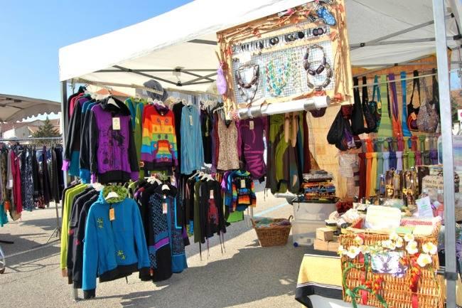 Qui connaît des magasins où l'on vend des vêtements et accessoires "ethniques", donc sacs colorés, sarouels, foulards, etc. ?