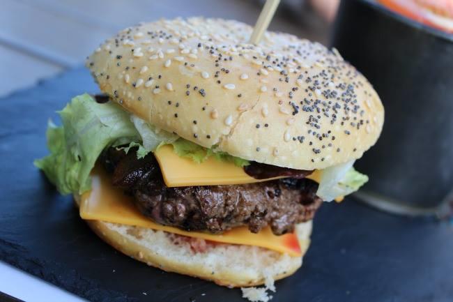 Qui connaît un endroit incontournable à Strasbourg pour manger des hamburgers maison savoureux ?