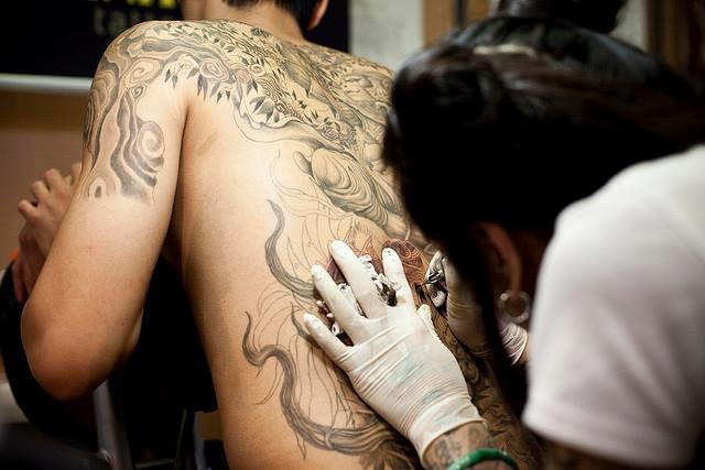 Qui connait un bon tatoueur qui inclut le dessin dans ses prix et qui possède un vrai talent artistique ?