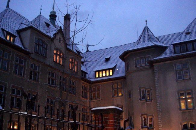 Qui connaît un lycée avec une bonne réputation à Strasbourg ? Le choix est difficile... Je ne connais pas encore bien la ville. Je cherche un enseignement de qualité et un environnement propice à l'épanouissement de ma fille. Merci pour vos témoignages !