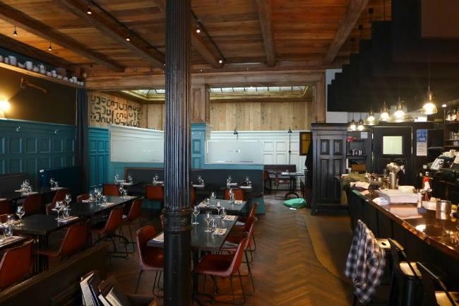 Qui connaît un restaurant pour une sortie avec 8 adultes et un bébé en poussette ? Avec du personnel qui a l'habitude... :-)