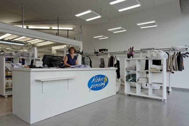 Qui connaît un bon pressing bien tenu où je pourrais faire enlever des tâches de graisse sur mon jean ?