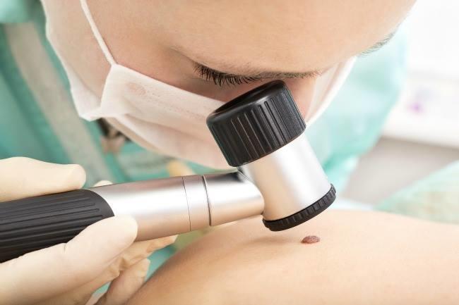 Qui connaît un excellent dermato, plutôt orienté traitements naturels, et cherchant les causes internes des problèmes cutanés  ? Merci d'avance !