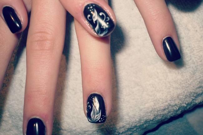 Qui connaît un bon prothésiste ongulaire ? Je cherche quelqu'un qui se déplacerai à domicile ou qui se trouve non loin d'un arrêt de tram sur Strasbourg. Ce serait pour une pose de capsules avec gel et motifs et couleurs qui iraient avec ma robe : je suis invitée à un mariage. Merci !