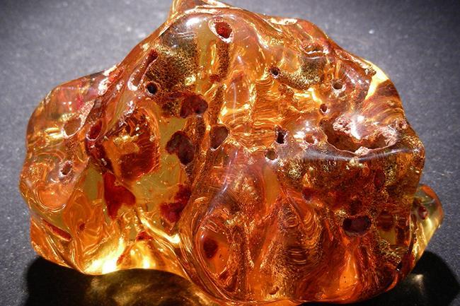 Qui connaît une boutique qui vend des bijoux en ambre pour un cadeau ?